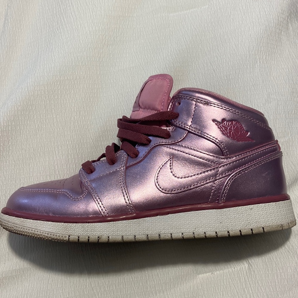 PINK METALLIC NIKE AIR JORDAN 1S